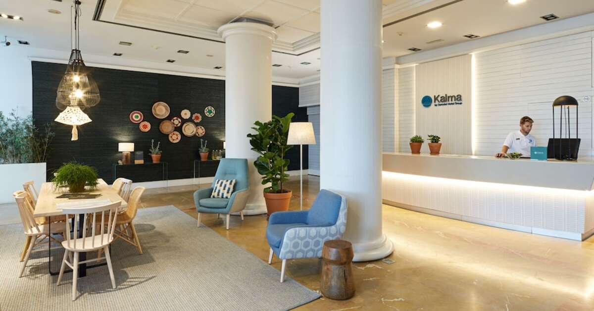 Een foto van het interieur van Sercotel Kalma Sitges