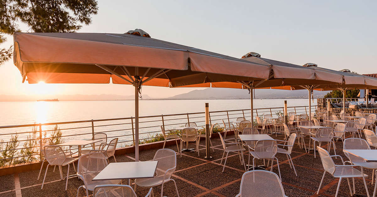 Een foto van het terras bij Hotel Akti Taygetos