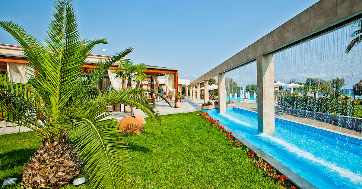 Een foto van de buitenkant van Hotel Poseidon Palace