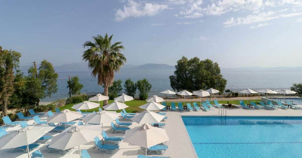 Een foto van het zwembad bij Calamos Beach Family Club Hotel