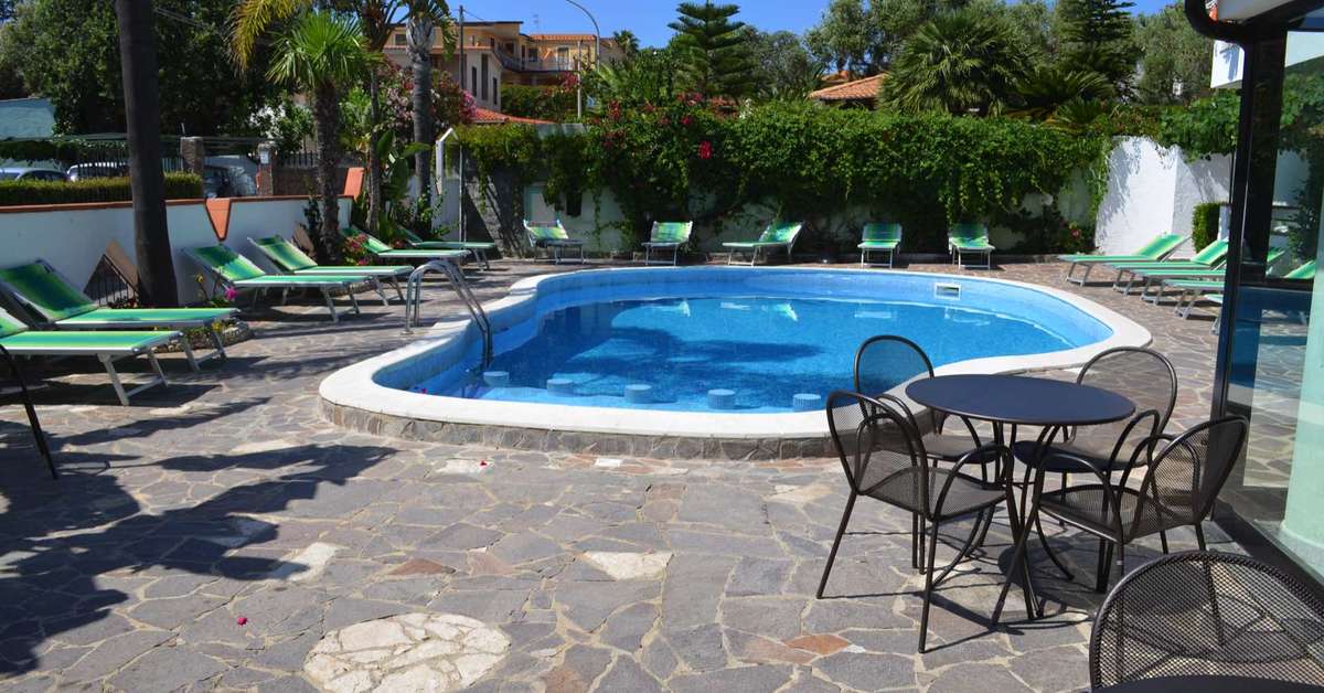 Ein Foto vom Pool im Hotel Marinella