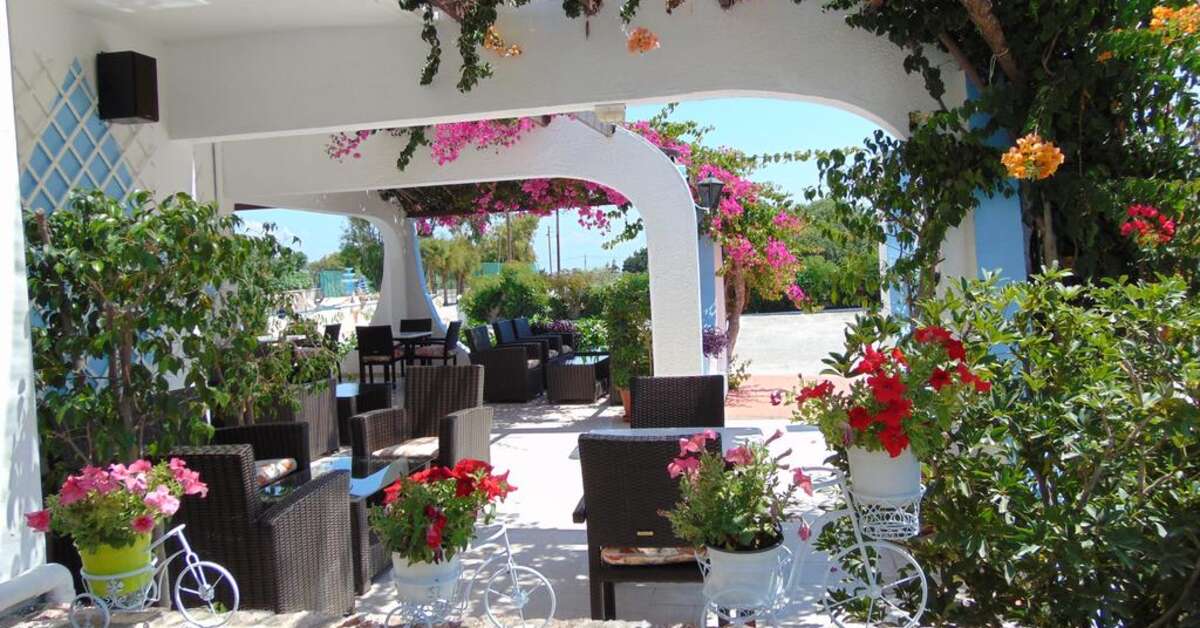 Een foto van het terras bij Nirvana Beach Hotel