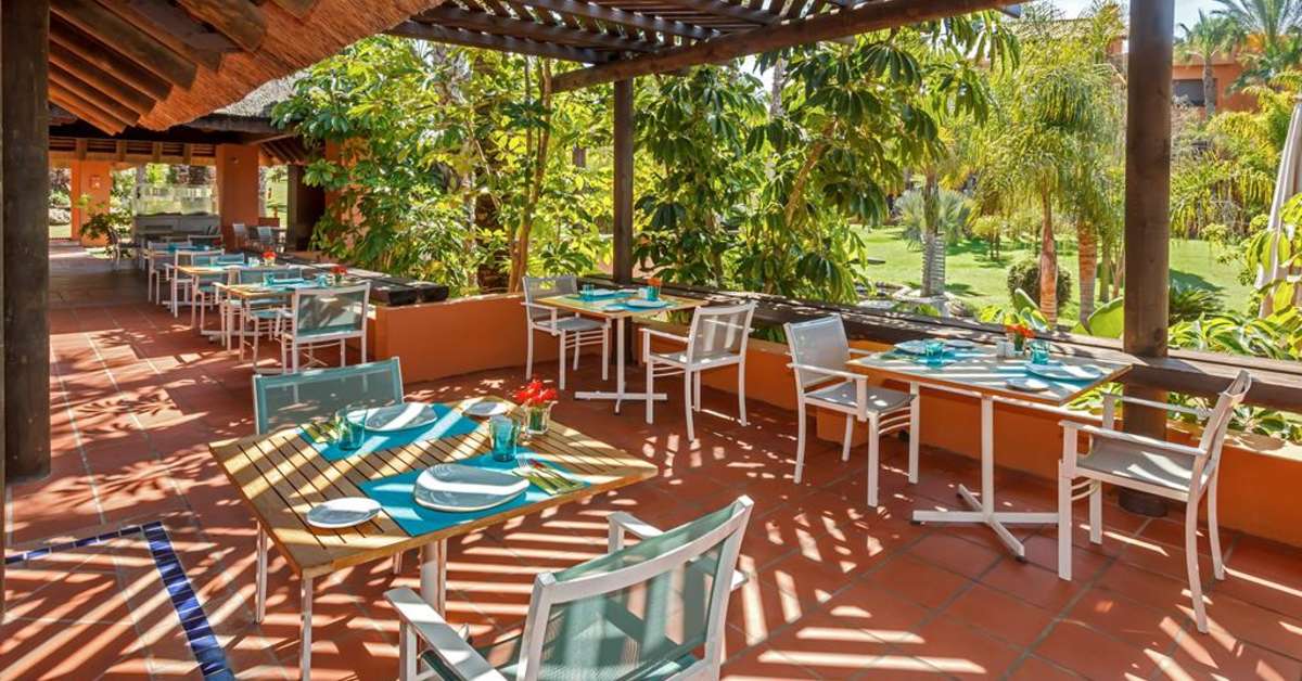 Een foto van het terras bij Royal Hideaway Sancti Petri