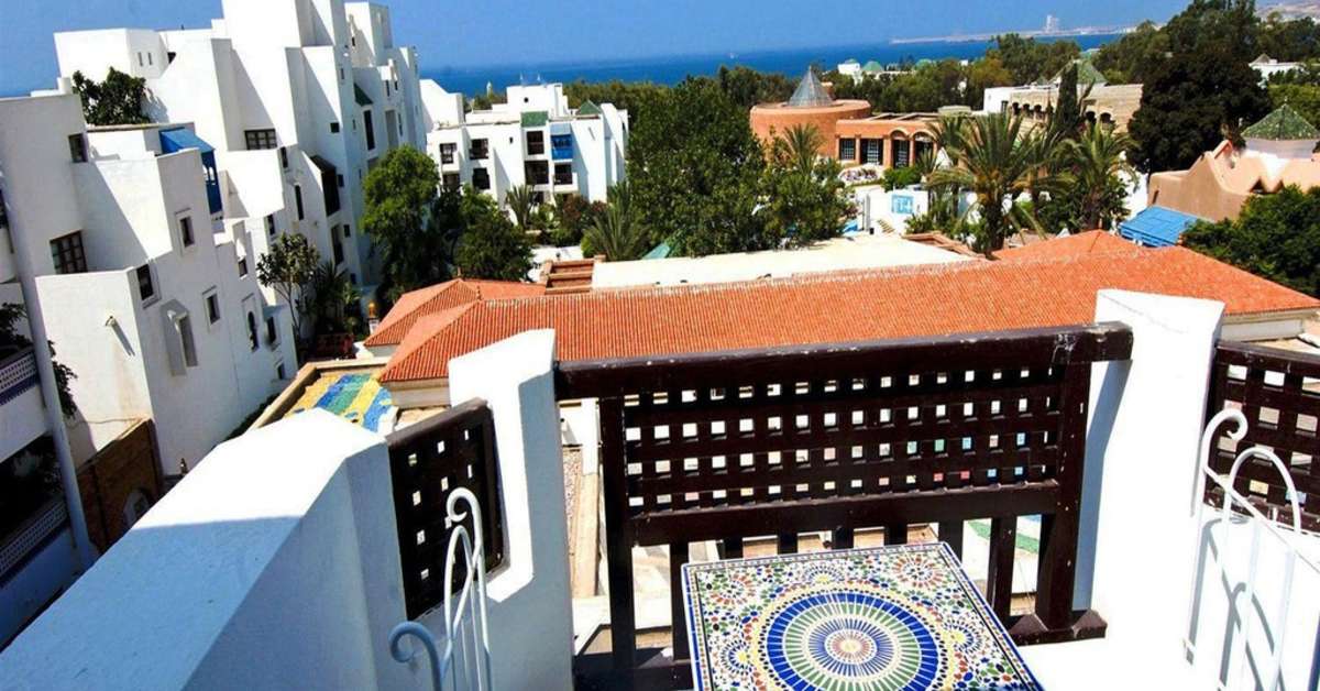 Een foto van het terras bij El Pueblo Tamlelt