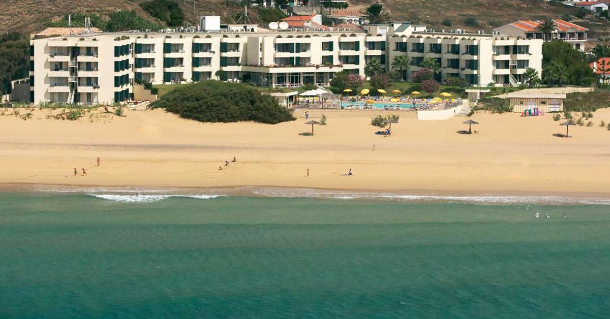 Een foto van het strand bij Vila Baleira Suites