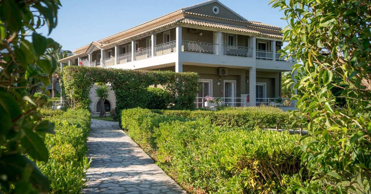Ein Foto von der Außenansicht des Acharavi Beach Hotel