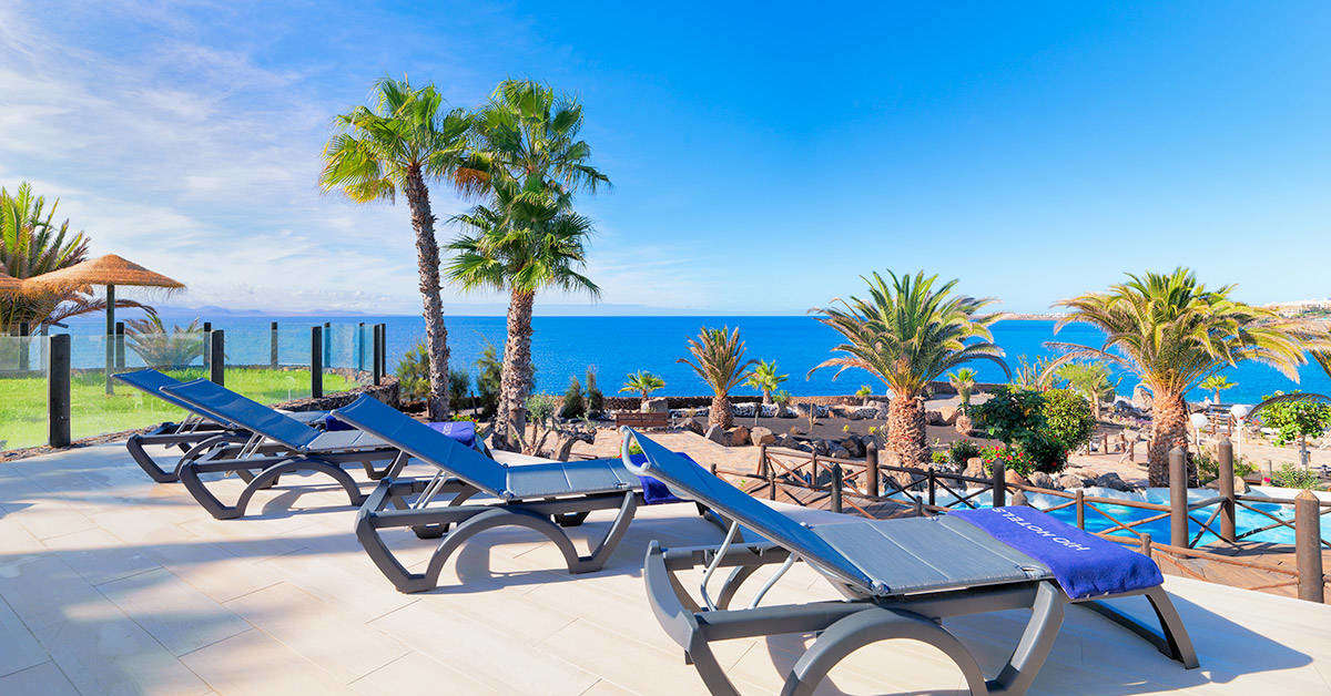 Een foto van het terras bij H10 Timanfaya Palace
