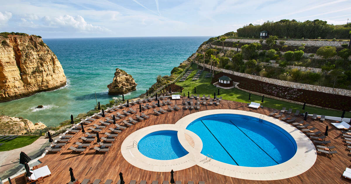 Een foto van het zwembad bij Tivoli Carvoeiro