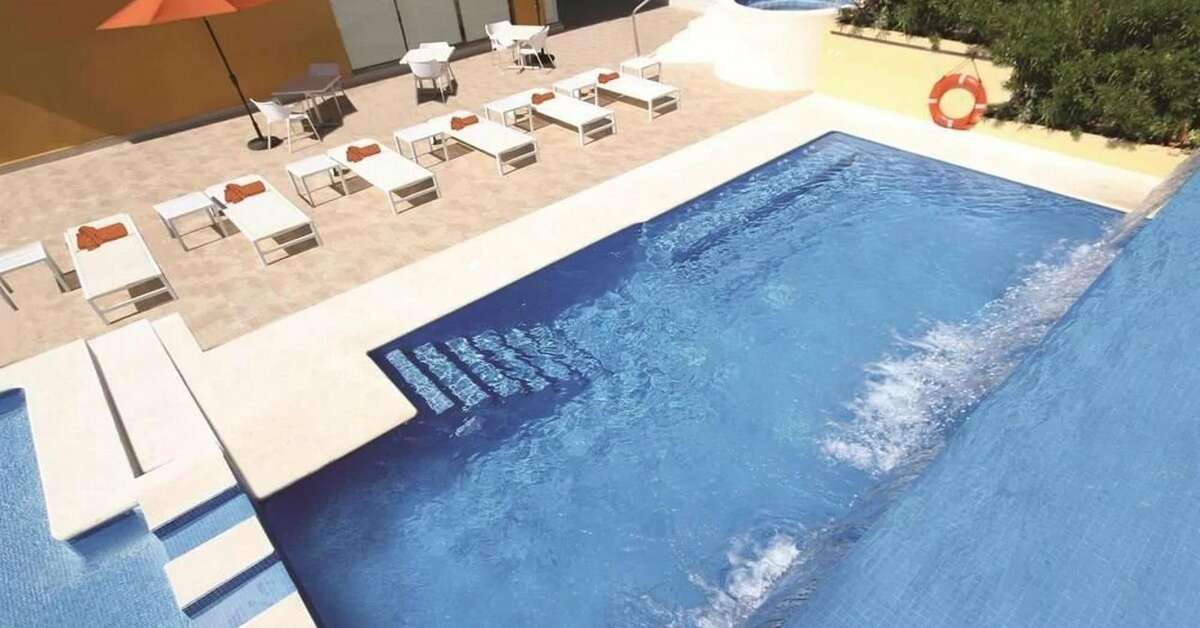 Een foto van het zwembad bij La Quinta Inn & Suites Cancun
