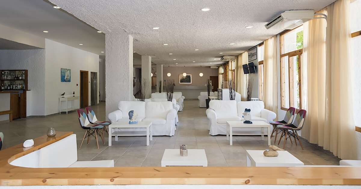Een foto van het interieur van The Grove Seaside Hotel