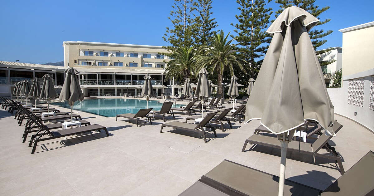 Een foto van het zwembad bij Vantaris Luxury Beach Resort