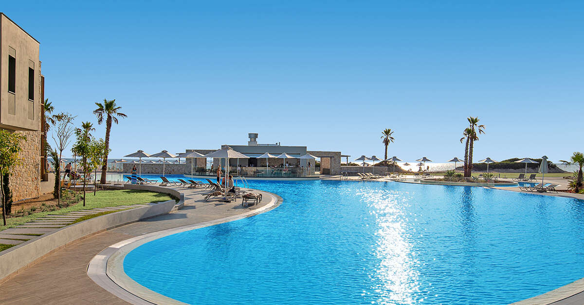 Een foto van het zwembad bij Portes Lithos Luxury Resort