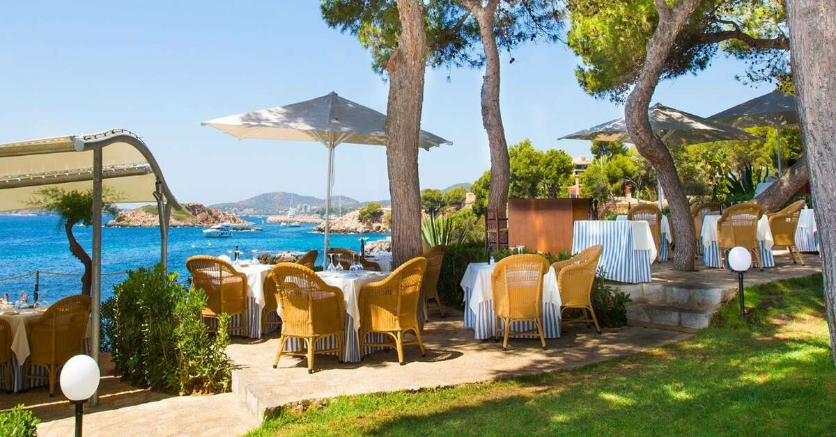 Een foto van het terras bij Hotel Bendinat