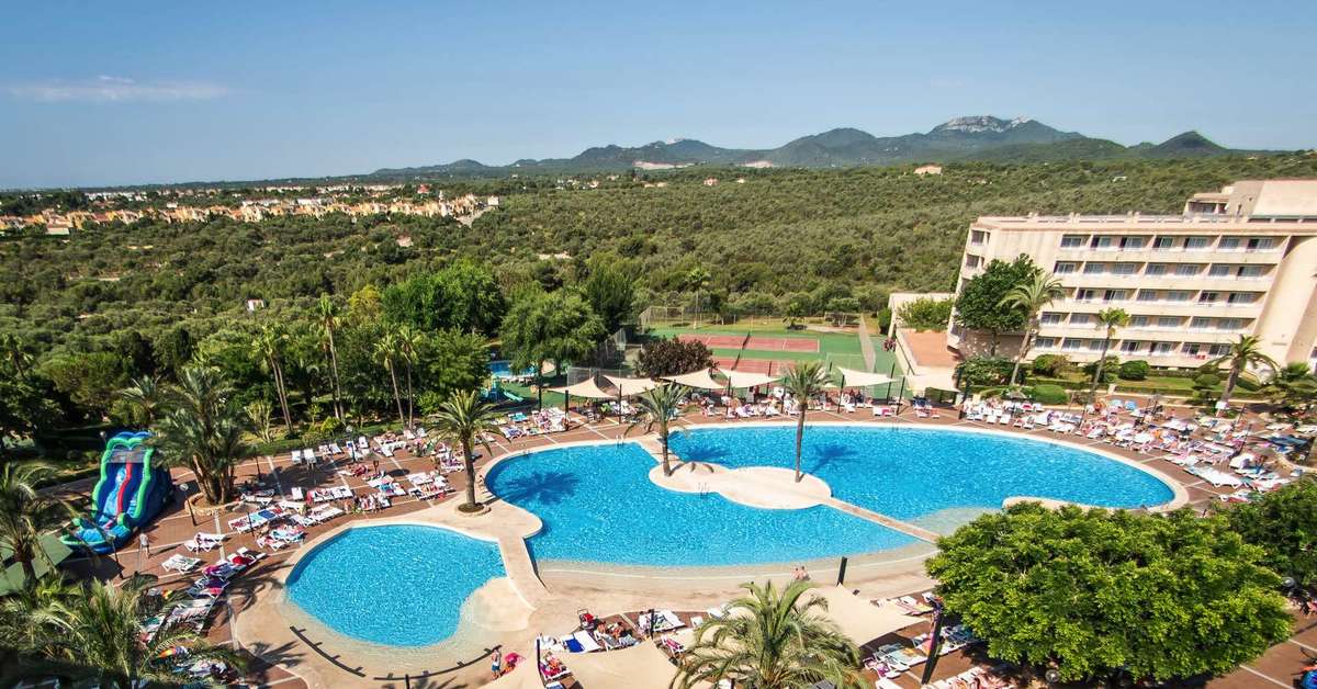 Een foto van het zwembad bij Club Cala Romani