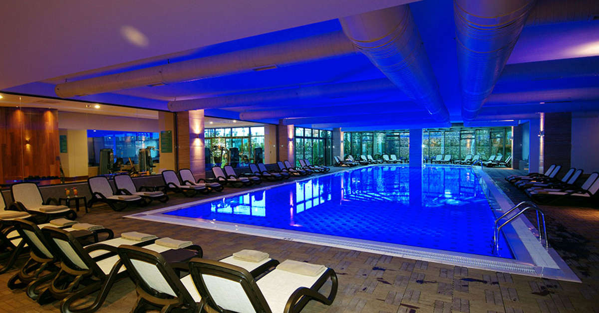 Een foto van het zwembad bij Commodore Elite Suites & Spa