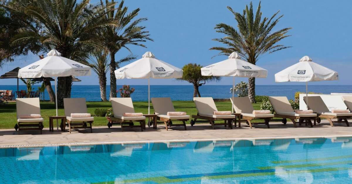 Een foto van het zwembad bij Constantinou Bros Athena Royal Beach Hotel