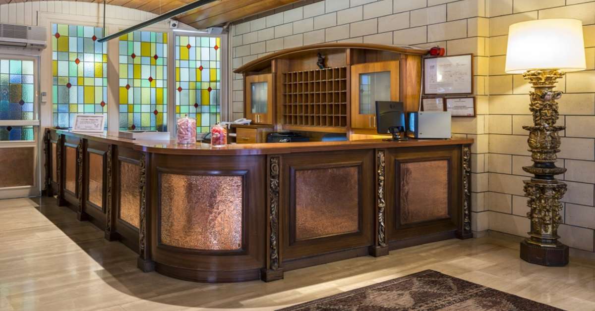 Een foto van het interieur van Meson Castilla Atiram
