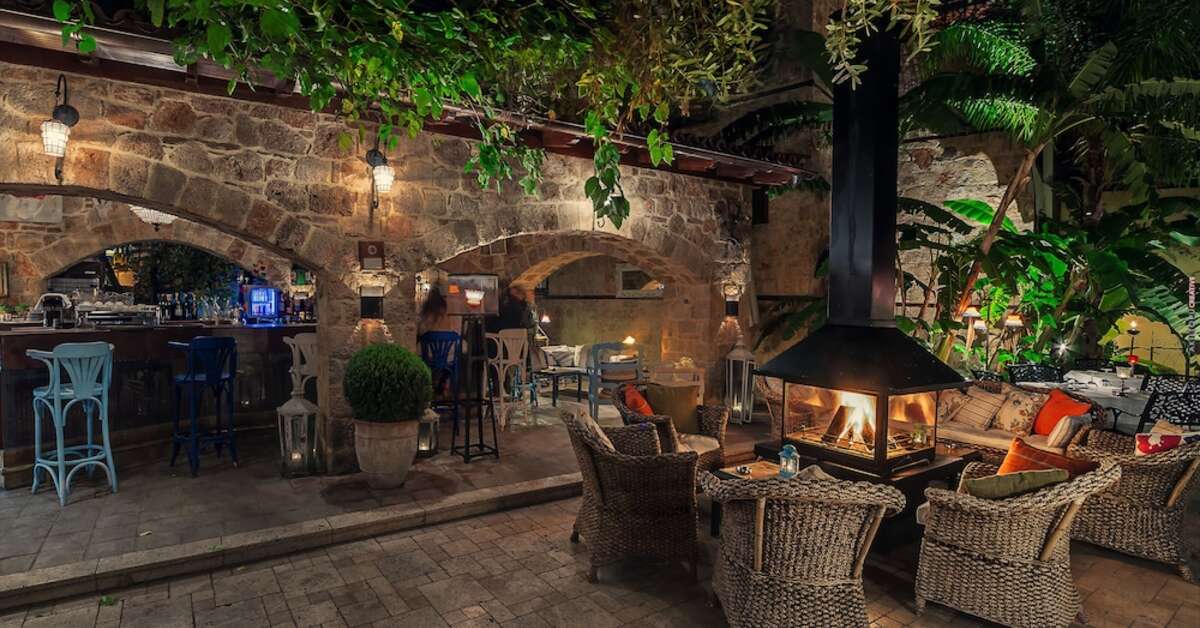 Een foto van het terras bij Tuvana Hotel