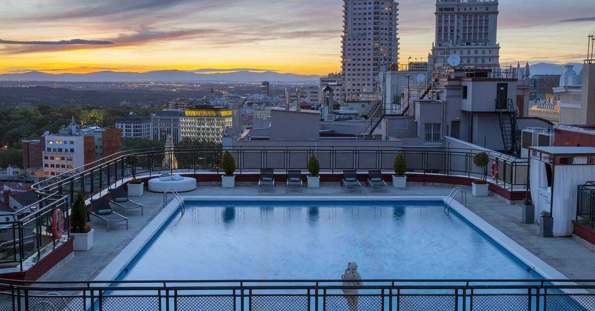 Een foto van het zwembad bij Hotel Emperador