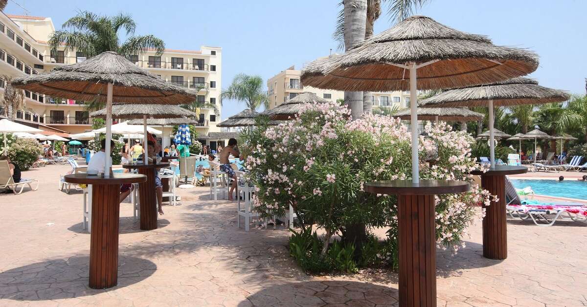 Ein Foto von der Terrasse im Tsokkos Gardens Hotel