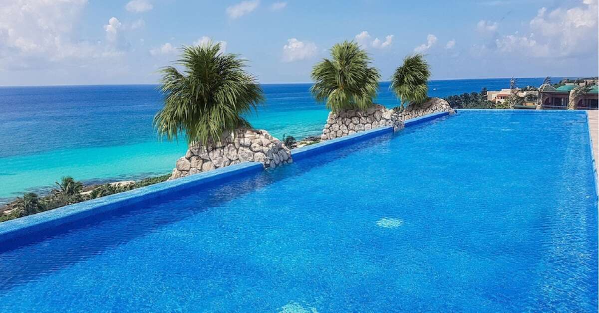 Een foto van het zwembad bij Xcaret Mexico