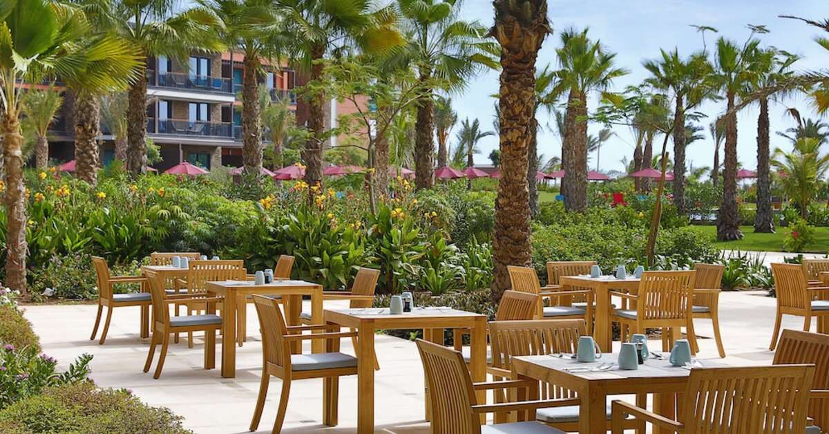 Een foto van het terras bij Hilton Cabo Verde Sal Resort