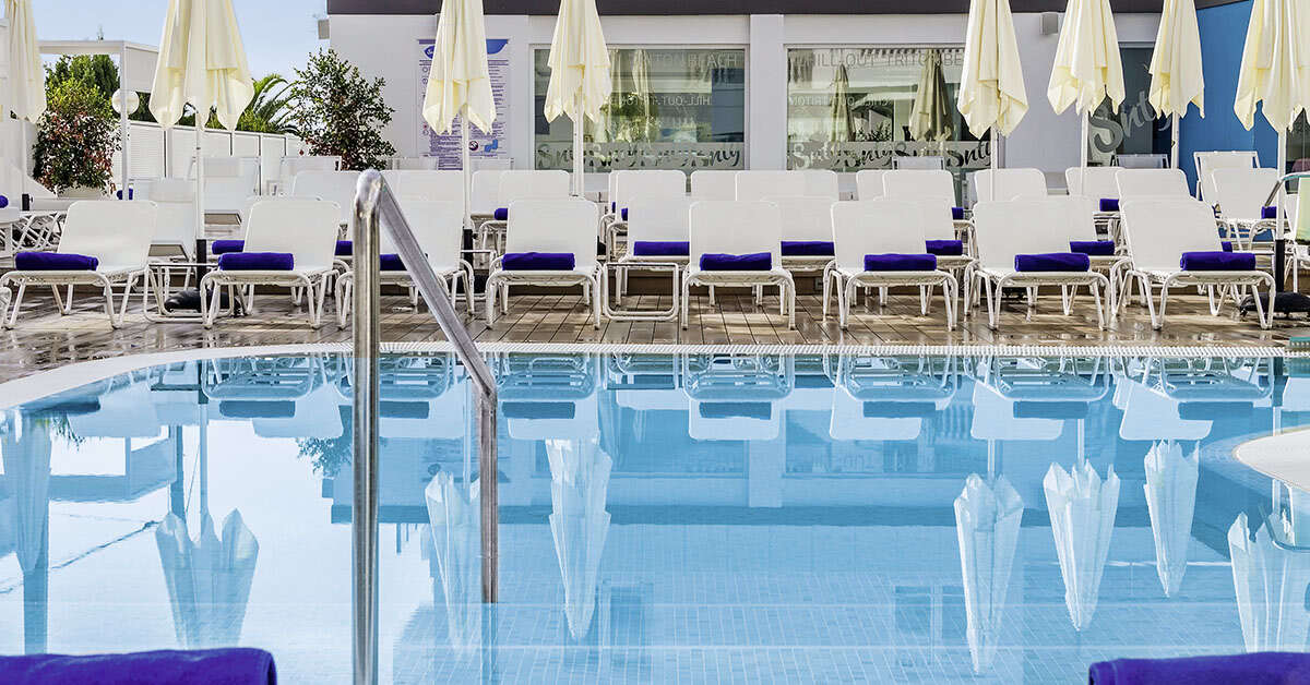 Een foto van het zwembad bij Hotel Triton Beach