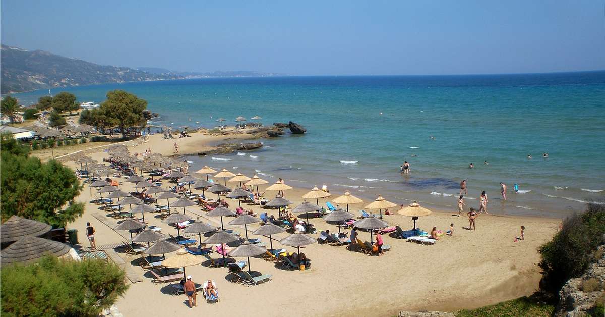 Een foto van het strand bij Plaka Beach Resort
