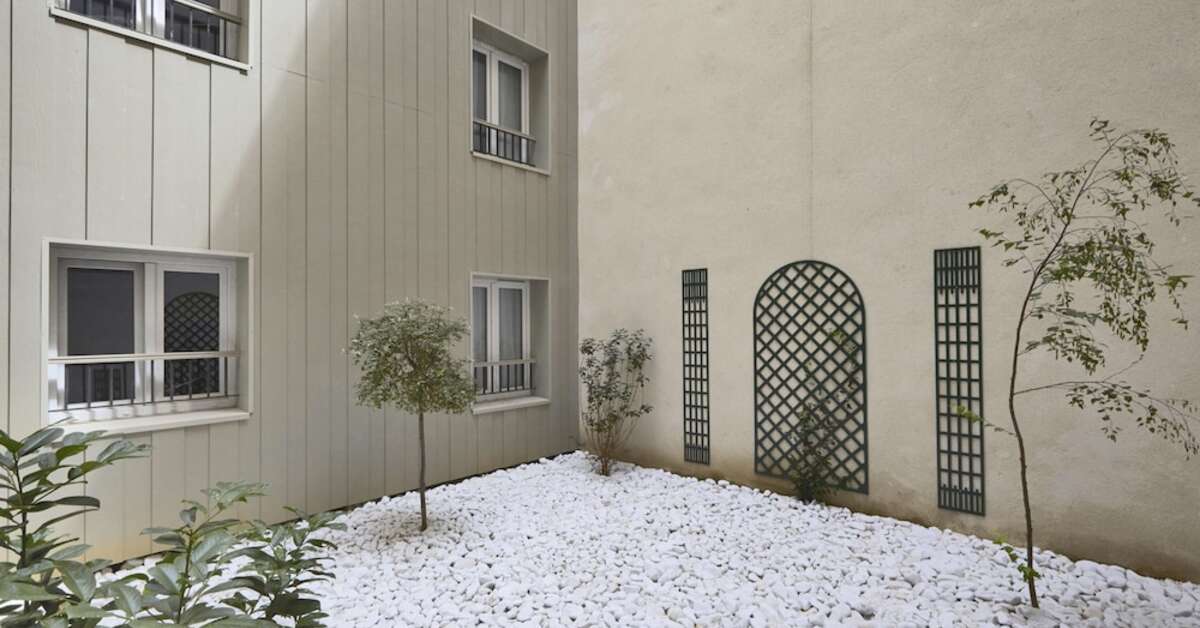 Een foto van de buitenkant van Hotel Kyriad Paris Montmartre