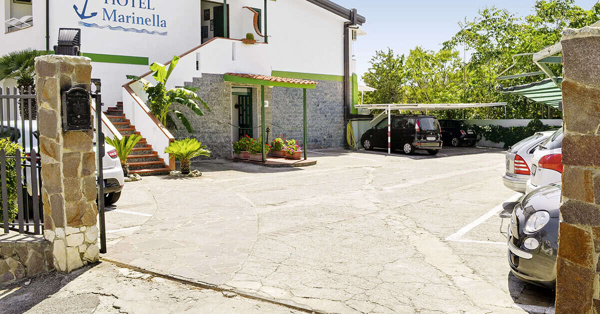 Ein Foto von der Außenansicht des Hotel Marinella