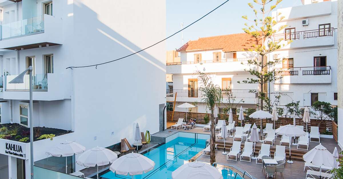 Ein Foto vom Pool im Kahlua Hotel & Suites
