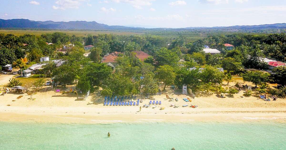Een foto van het strand bij Merril's Beach Resort II