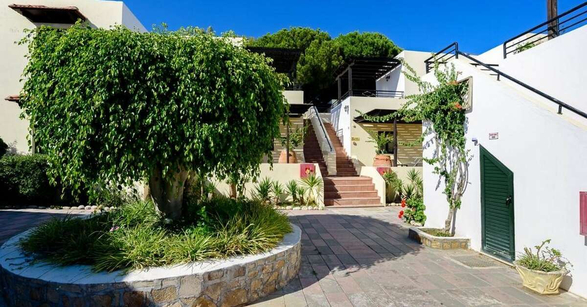 Een foto van de buitenkant van Pefkos Village Resort