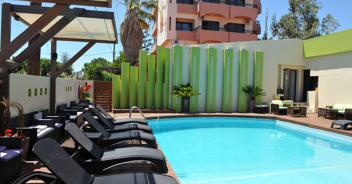 Een foto van het zwembad bij Heleni Beach Hotel