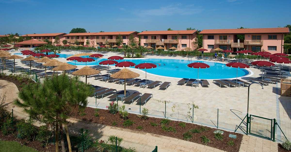 Een foto van het zwembad bij Green Village Resort