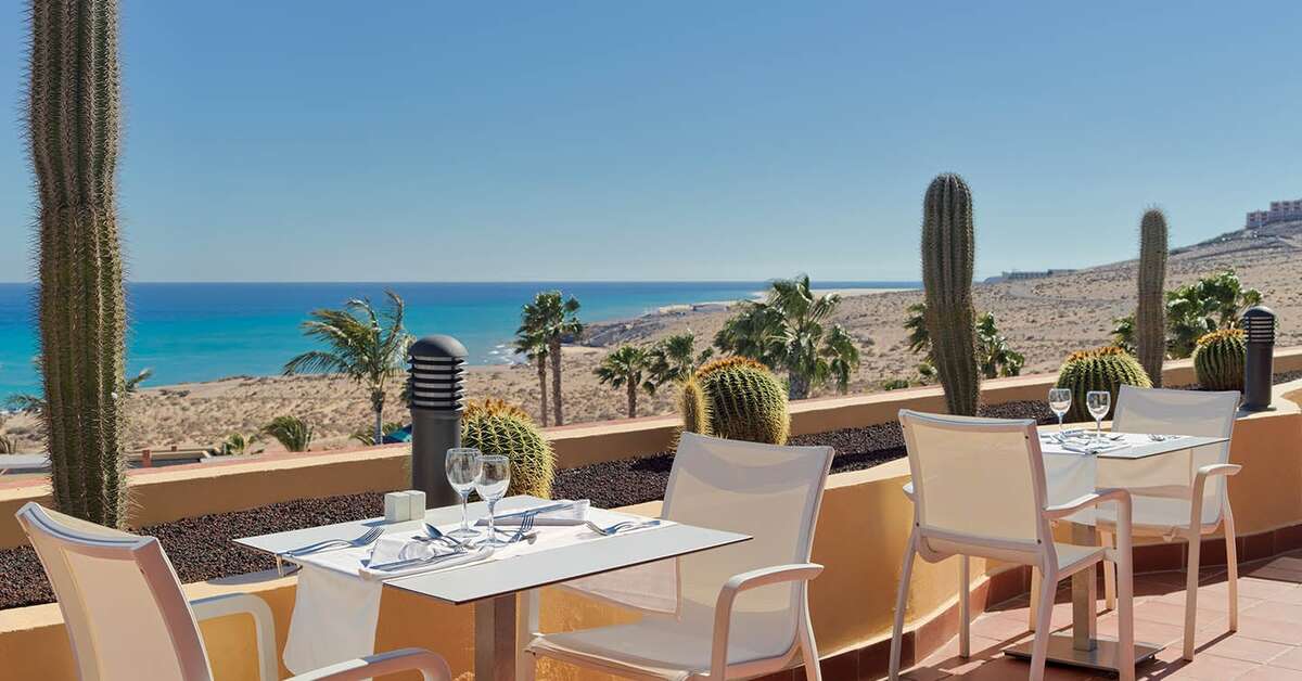 Een foto van het terras bij H10 Playa Esmeralda