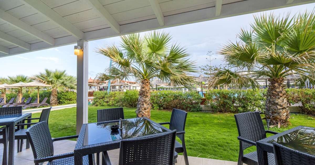 Een foto van het terras bij Senseana Sea Side Resort