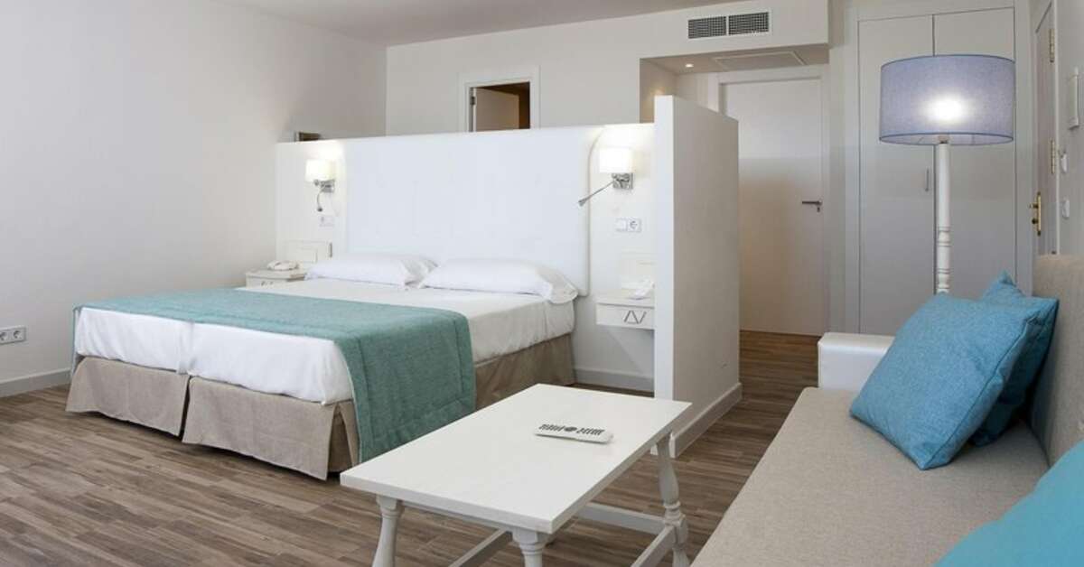 Ein Foto Fergus Style Cala Blanca Suites