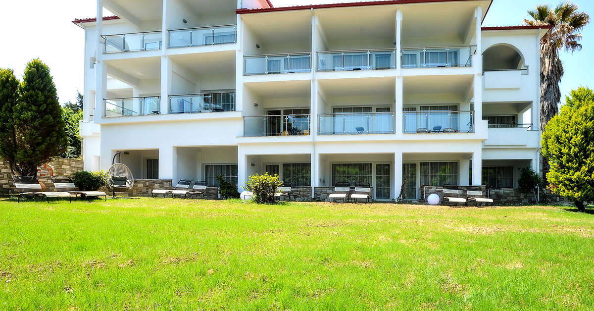 Een foto van de buitenkant van Alexander The Great Beach Hotel
