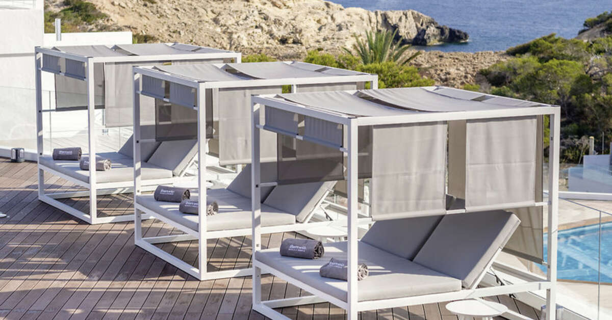 Een foto van het terras bij Barcelo Portinatx