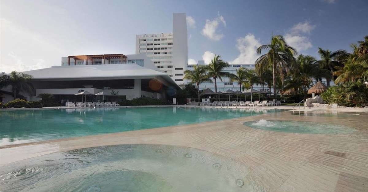 Een foto van het zwembad bij Presidente InterContinental Cancun Resort