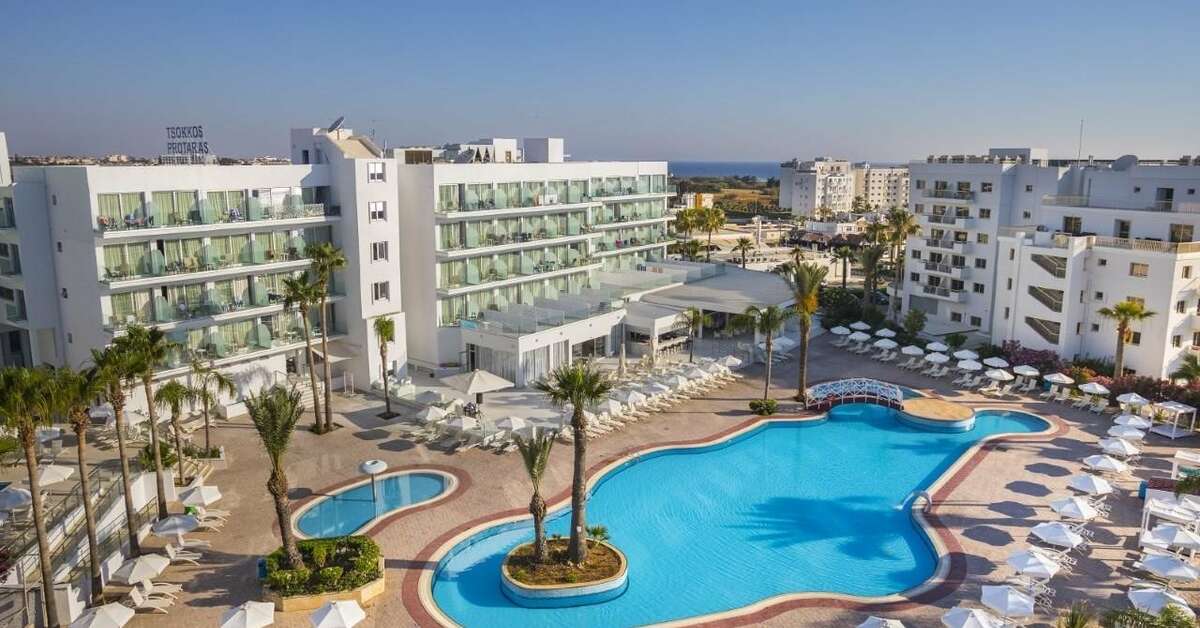Een foto van het zwembad bij Tsokkos Protaras Beach Hotel