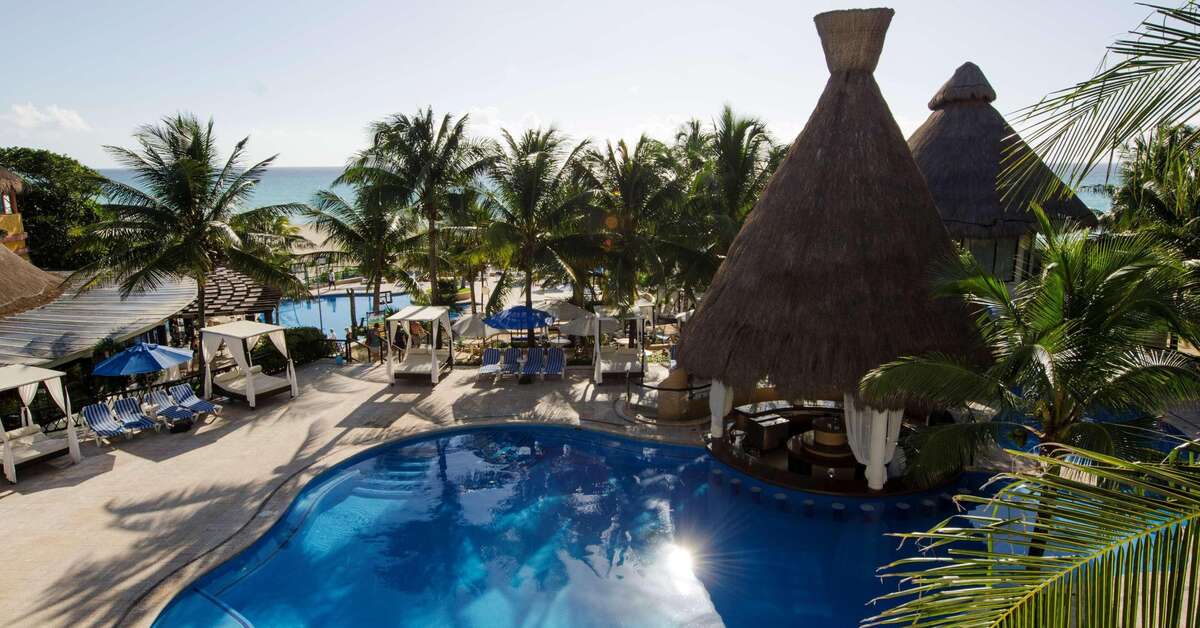 Een foto van het zwembad bij The Reef Playacar Resort