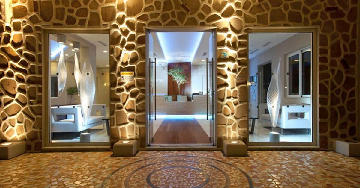 Een foto van de buitenkant van Pefkos Beach Hotel
