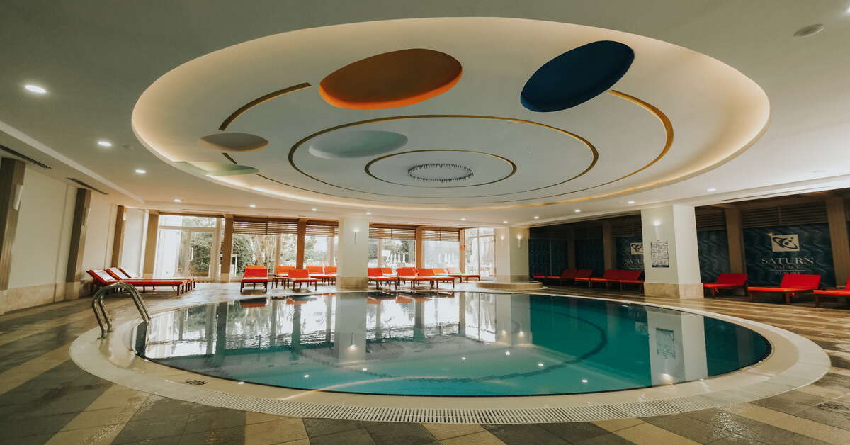 Een foto van het zwembad bij Saturn Palace Resort