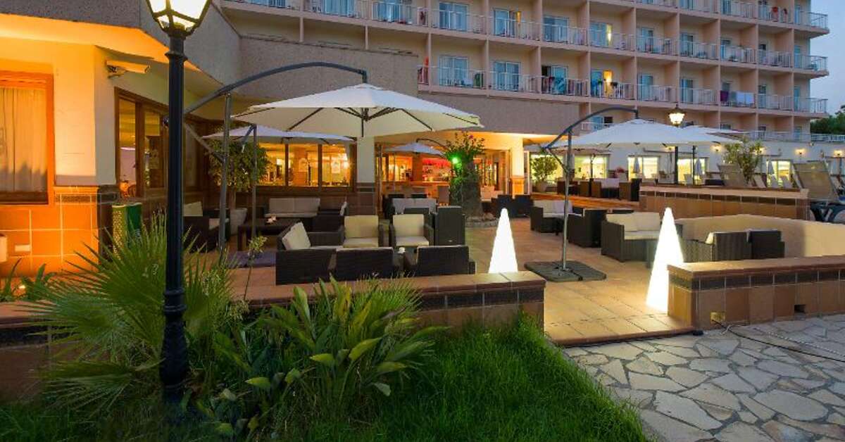 Een foto van de buitenkant van Invisa Hotel Es Pla