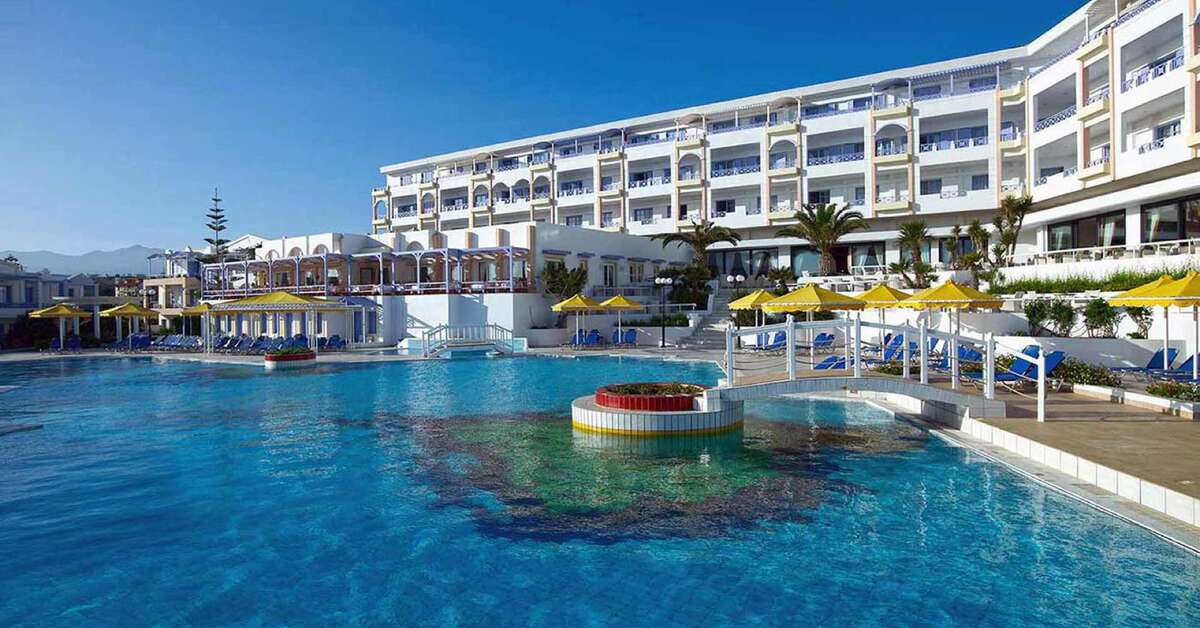Een foto van het zwembad bij Serita Beach Hotel
