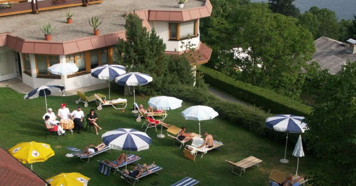 Een foto van de buitenkant van Hotel Alexanderhof