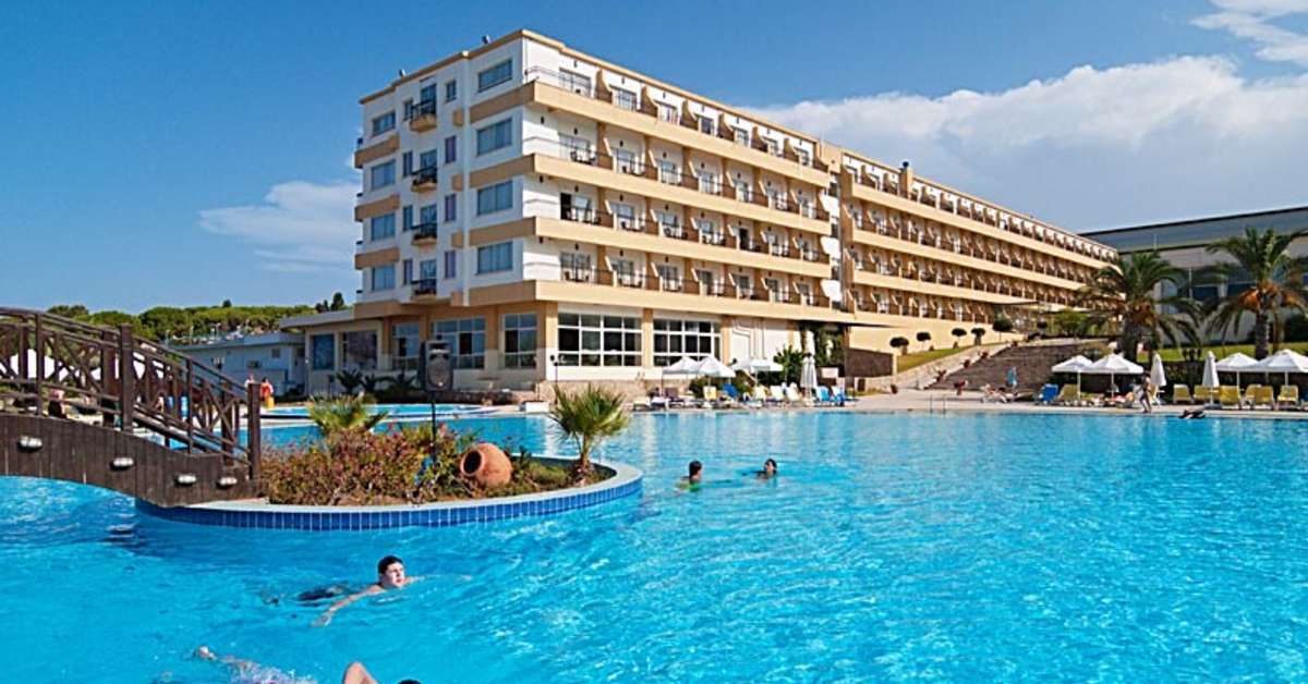 Een foto van het zwembad bij Acapulco Resort Convention & Spa