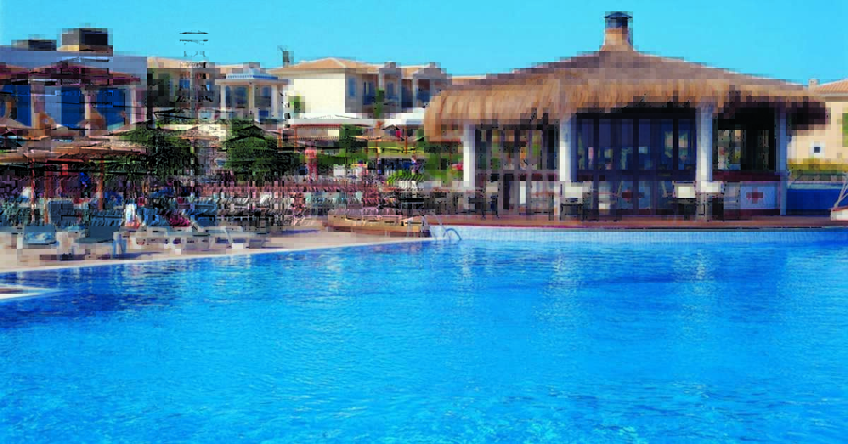 Een foto van het zwembad bij Insotel Club Punta Prima